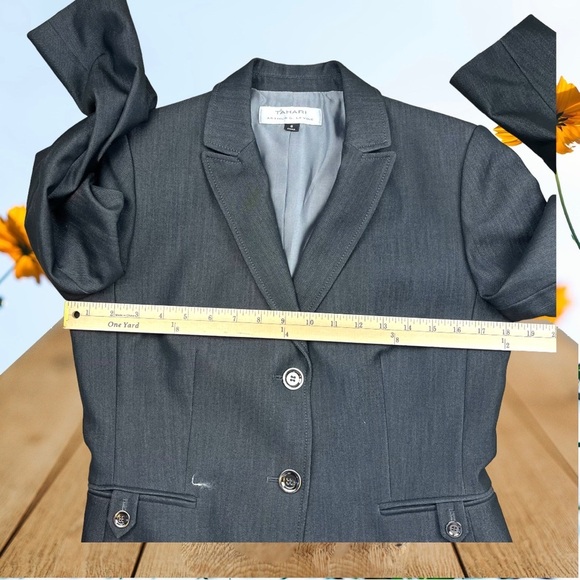 Tahari Arthur Levine 2 button blazer size 6 - Picture 4 of 7
